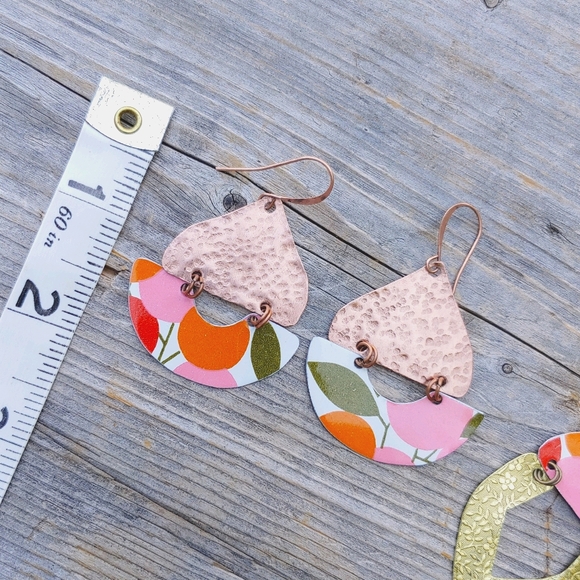 🛑SOLD🛑Retro Spring Vintage Tin Earrings - Picture 4 of 6